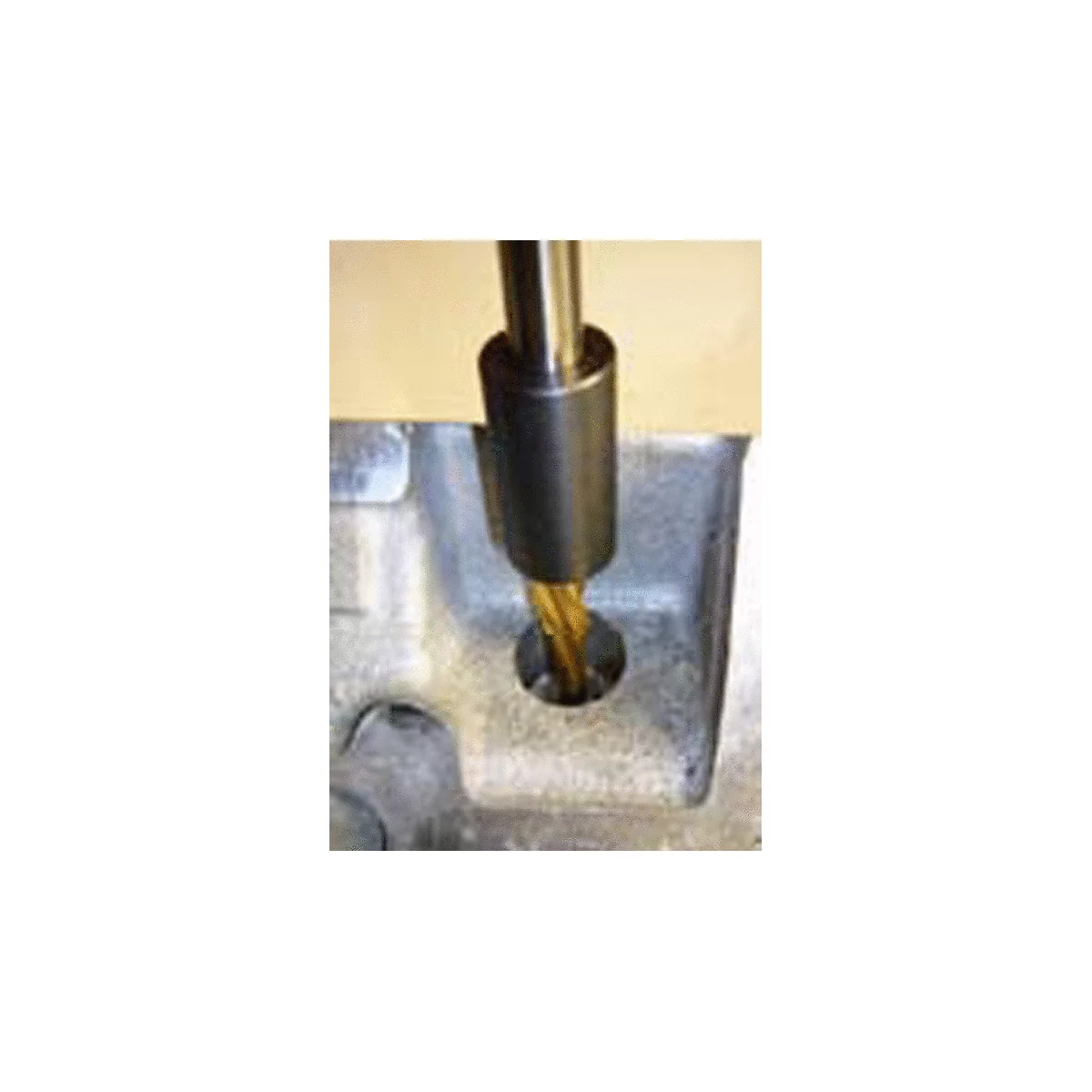 Bohrer bohrt ein Loch in ein Metallteil.